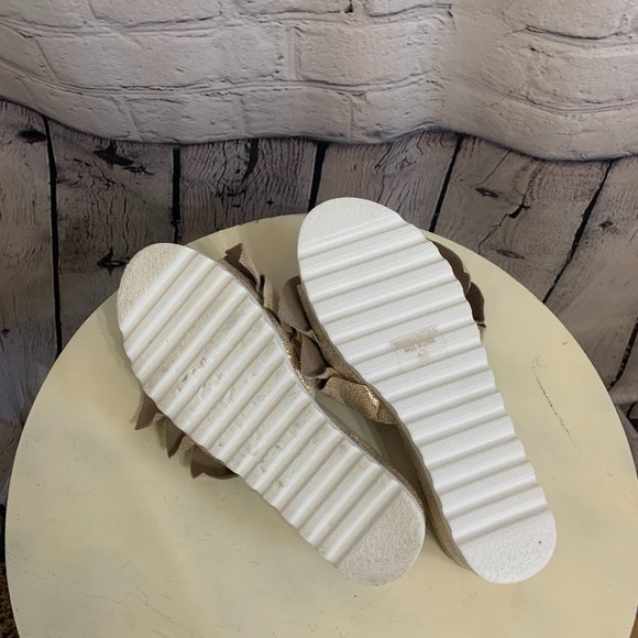 Nature Breeze Gold Slides Ruffle! Sz 5 1/2 - Picture 4 of 4